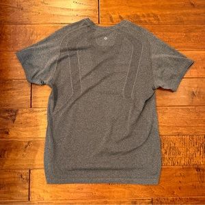 Men's Gray Lululemon T-shirt
